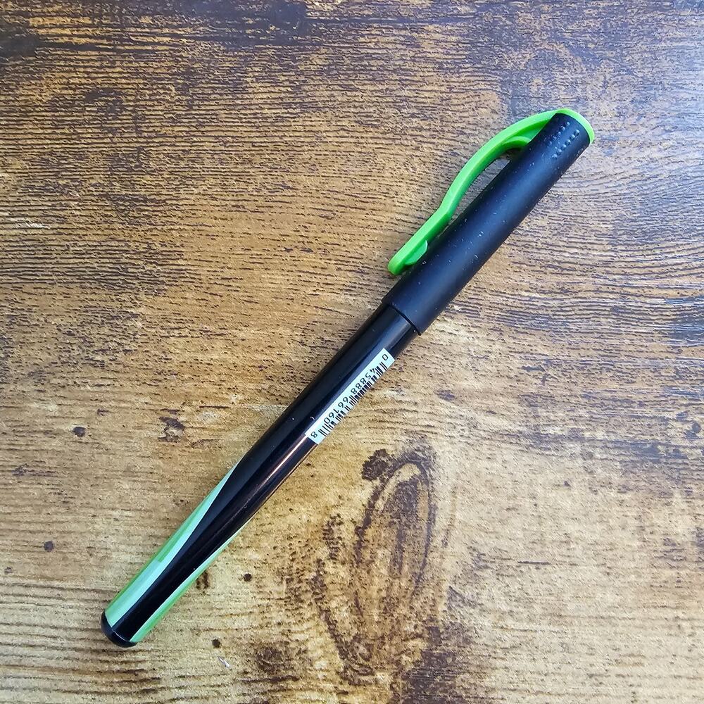 Zebra Sarasa Fineliner Porous Point Pen with a 0.8mm tip and green ink